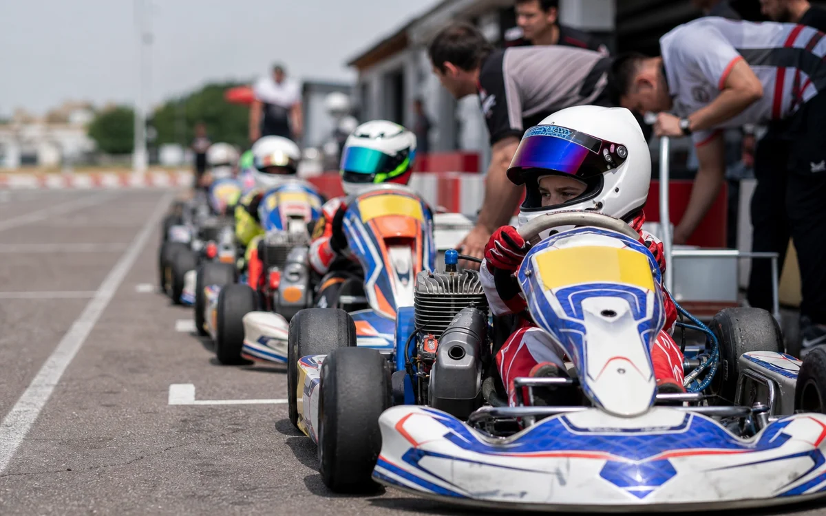 Kart cadete en boxes preparado para salida a pista