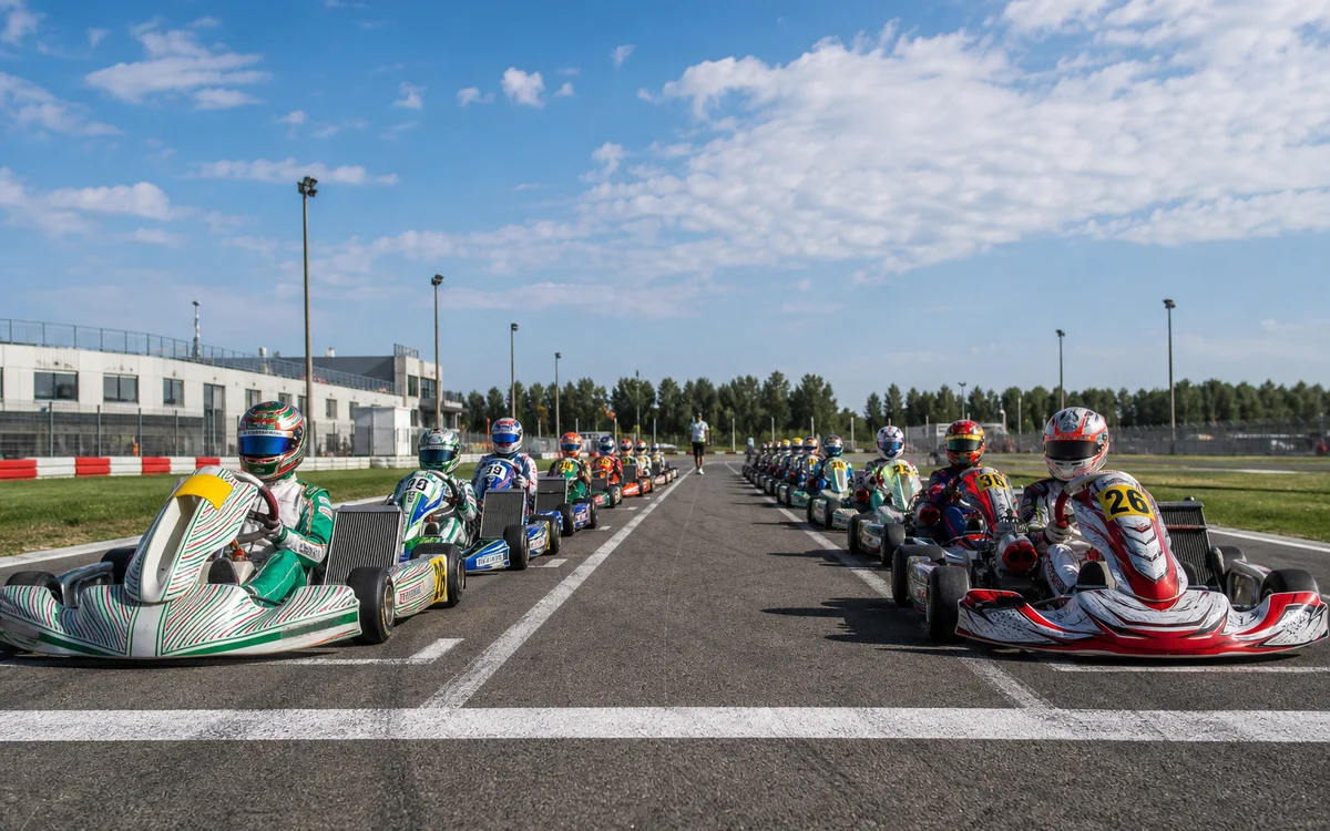 Parrilla de salida de karts en competencia regional
