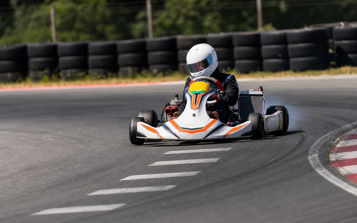 Marca de frenada en asfalto de circuito de karting