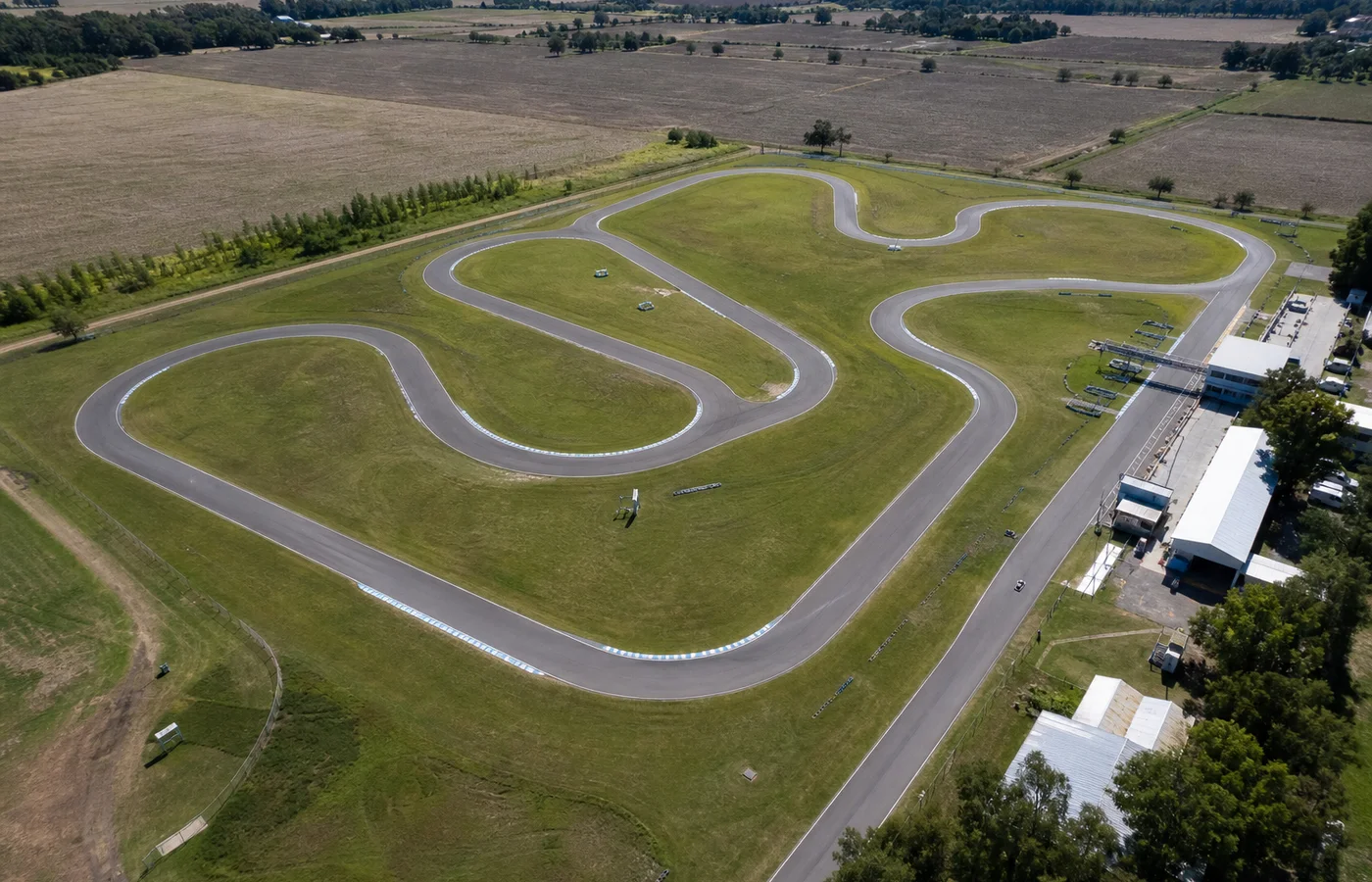 Vista aérea de circuito de karting con curvas y recta principal