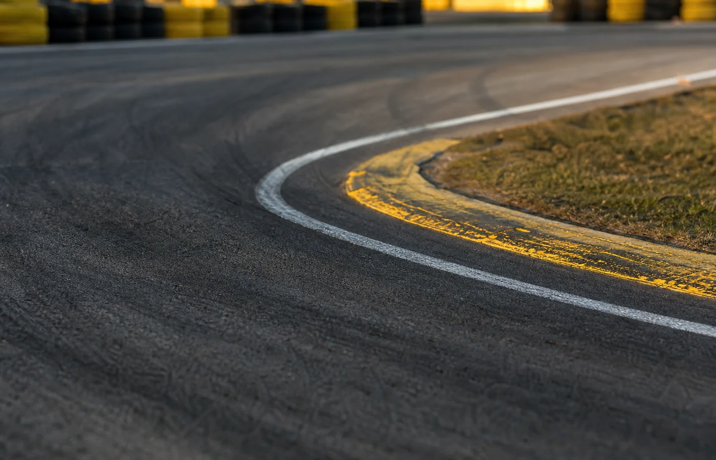 Detalle de línea de trazado en curva de pista de karting